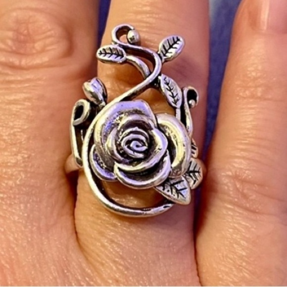 Size 7 Rose Statement Ring - Picture 1 of 7